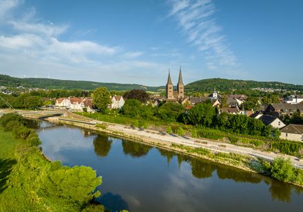 Luftbild des Höxteraner Stadtkerns mit charakteristischen Doppeltürmen der Kilianaikirche im Zentrum