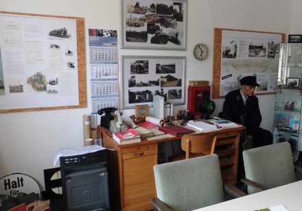 Innenansicht von einem historischen Bahnwärterbüro