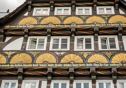 farbenfrohes Schmuckwerk im Stil der Weserrenaissance an Fachwerkhaus