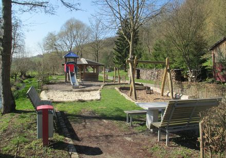 Spielplatz mit Rutschenturm, Schaukel weiteren Spiel- und Sitzmöglichkeiten 