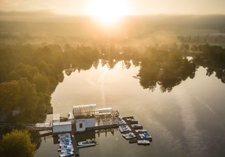 Godelheimer See mit Steg und Tretbooten bei Sonnenaufgang von oben