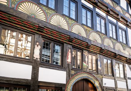 Front des Adam und Eva Hauses mit geschnitzter und colorierter Darstellung der Schöpfungsgeschichte 