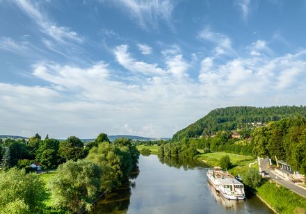 Luftaufnahme der Weser mit Schiffsanleger und Ausflugsschiff