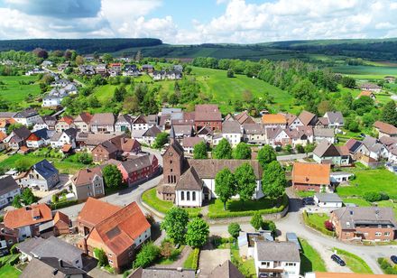 Luftbild vom Dorfkern mit Kirche in der Mitte