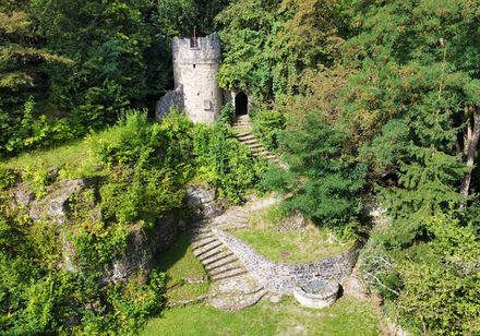 Luftaufnahme der Freilichtbühne mit Steinturm und altem Baumbestand