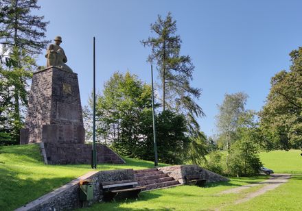 Ehrenmal umgeben von Bäumen Wiesen