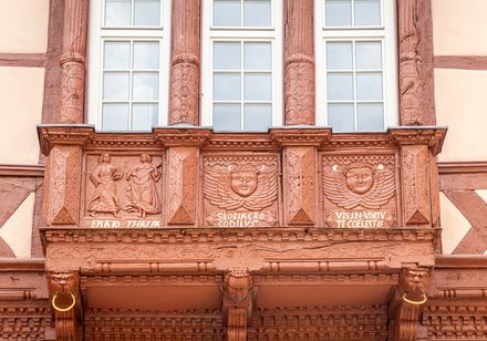Schön verzierter Erker des Tilly-Hauses