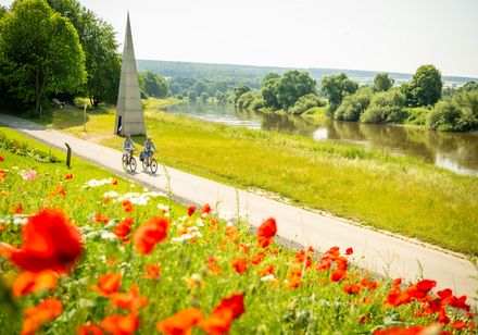 Radfahrerinnen auf dem Weser-Radweg