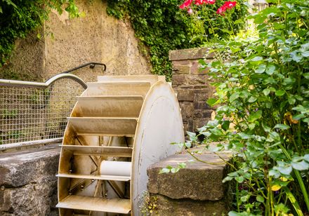 Wasserrad in kleiner Gasse