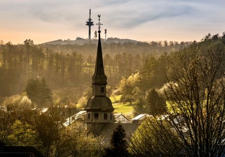 Kirchturmspitze mit Köterberg im Hintergrund