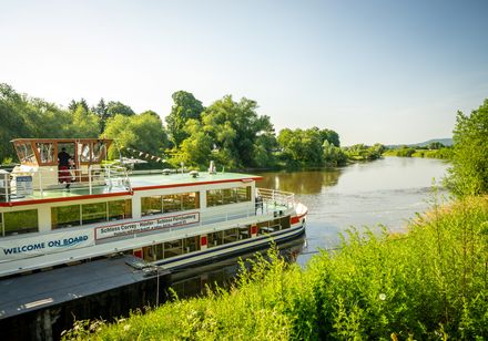 Blick auf die Weser und den Bug des Ausflugsschiffes Höxter