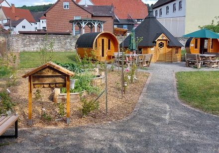 Rastplatz mit Holzhütten und Sitzmöglichkeiten 
